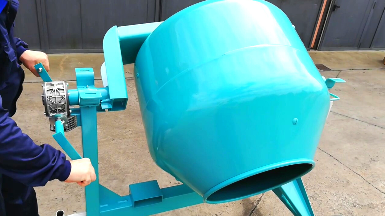 VIDEO Tilting concrete mixer Omaer Winch System